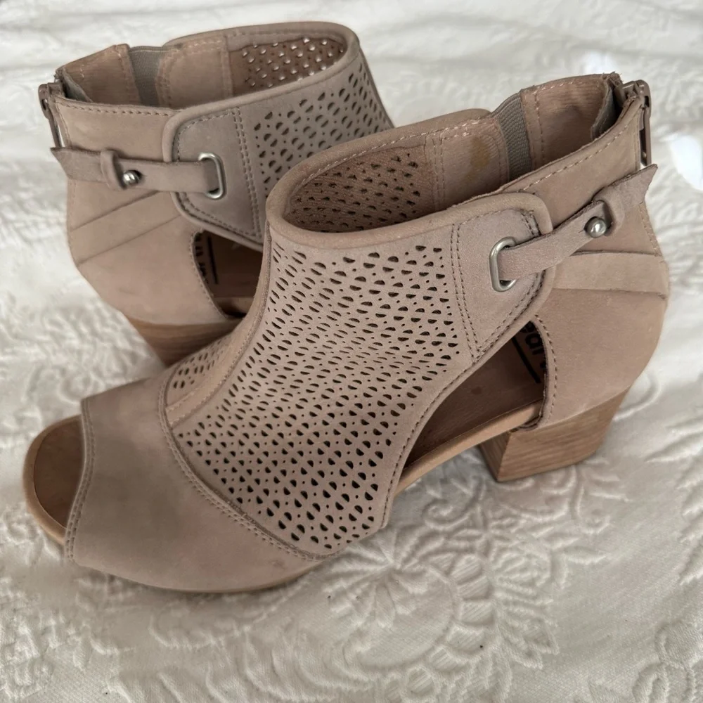 Earth Tan Ankle Booties with Laser-Cut Design and Rear Zipper Size 8